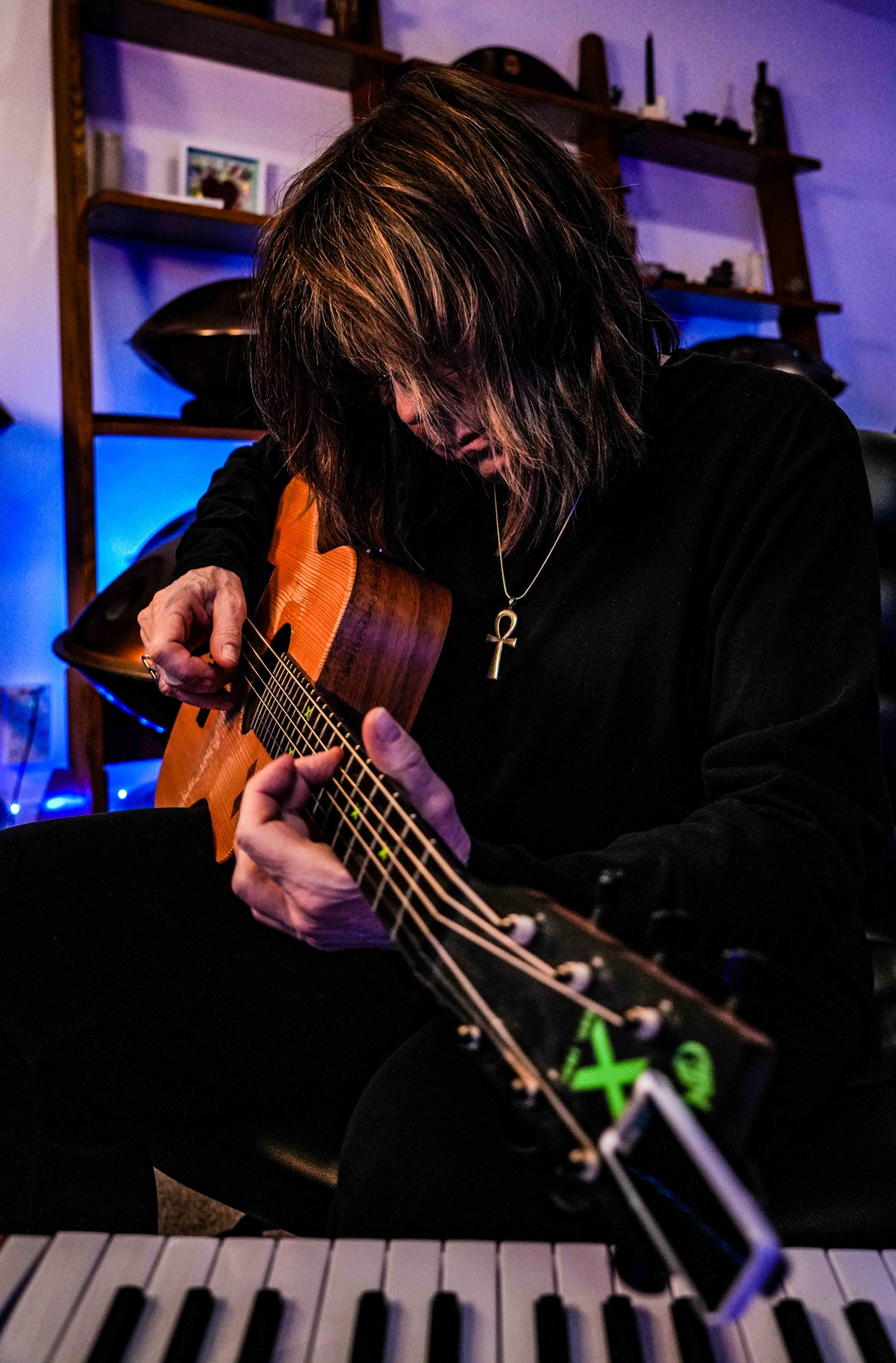 kelly Richey playing guitar