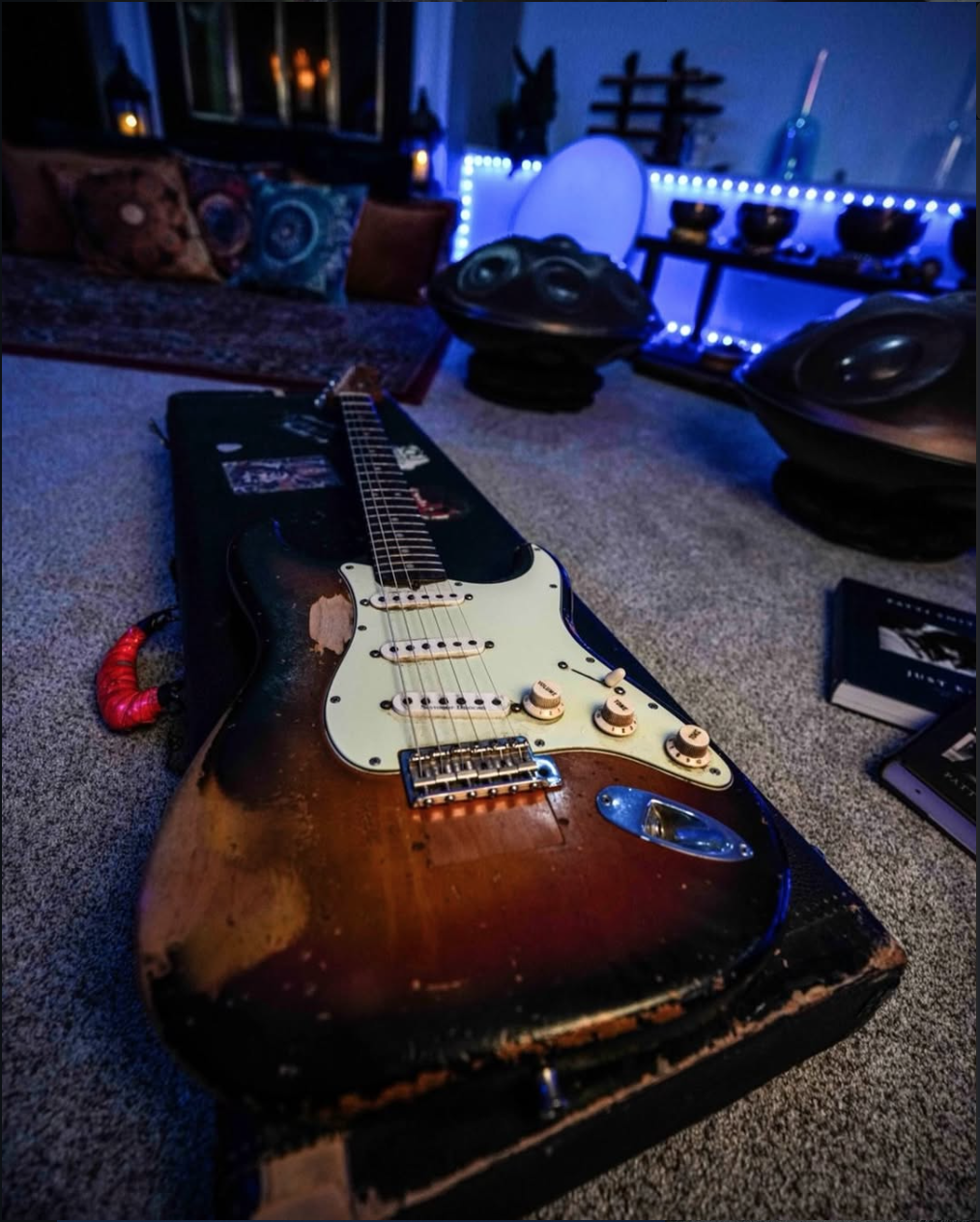 Kelly Richey performing blues guitar in Cincinnati