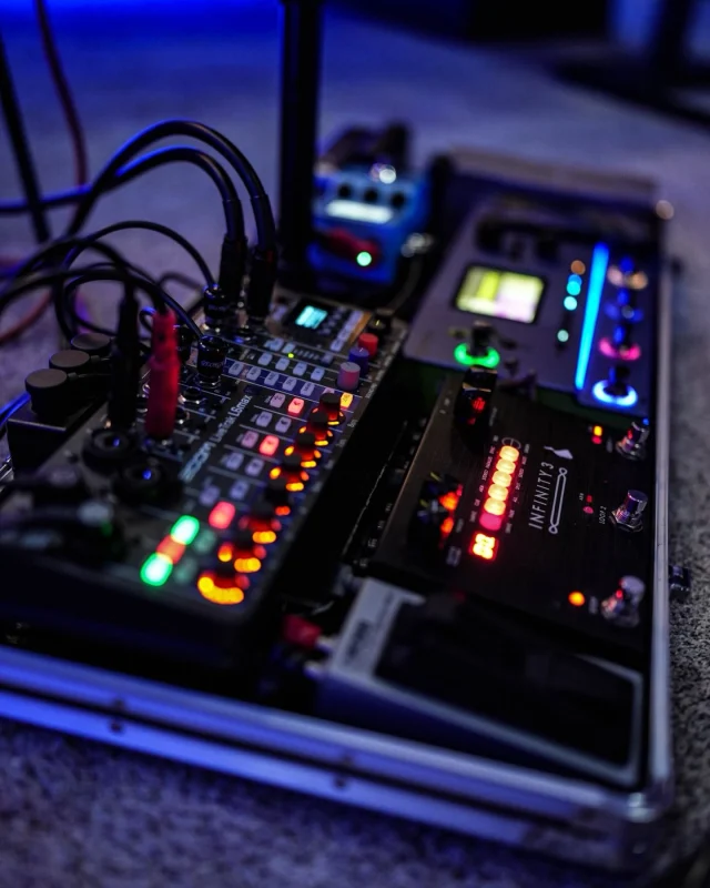 Kelly Richey battery-powered acoustic guitar rig for live performances